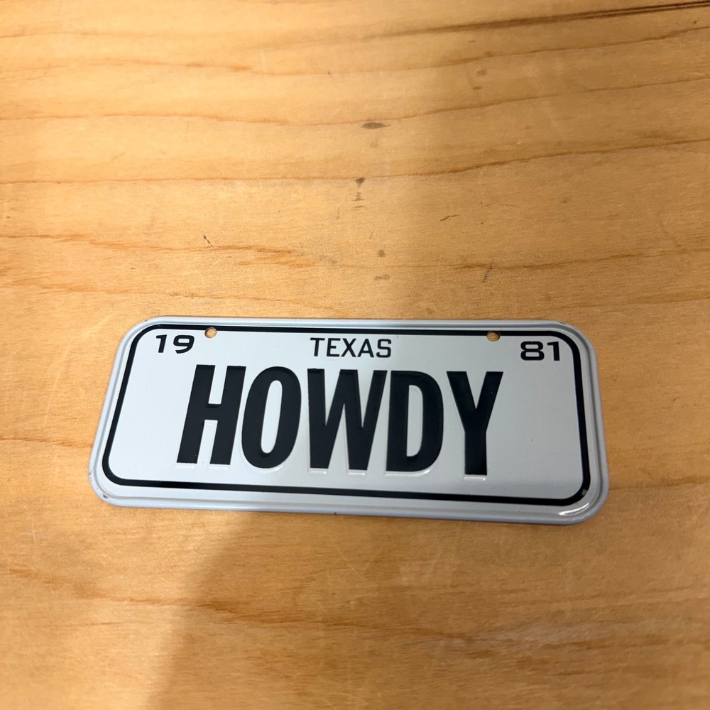 Texas Miniature License Plate Vintage White HOWDY 1981 Souvenir Metal Sign‎
